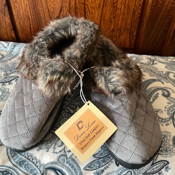 Dena Lives Ultra Soft Comfort Memory Foam Slippers, new with tag, womens 7-8 - Picture 1 of 8